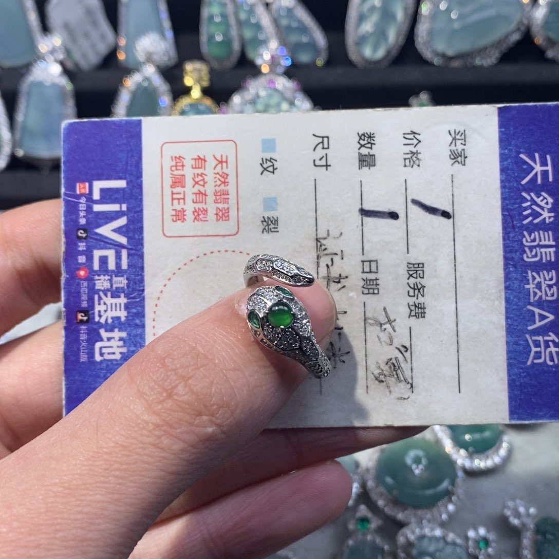 翡翠颈饰未镶嵌翡翠