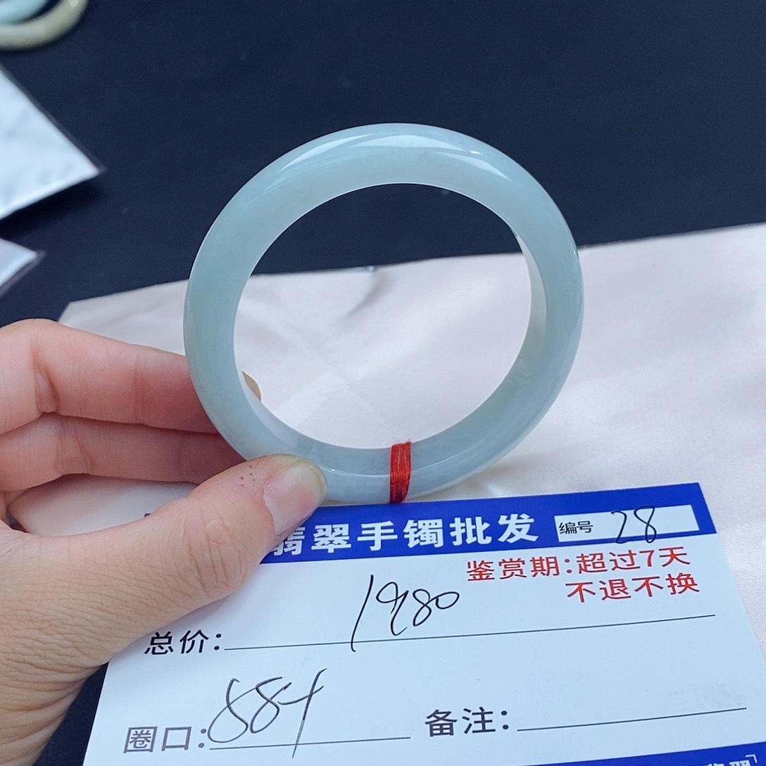 翡翠手镯未镶嵌翡翠