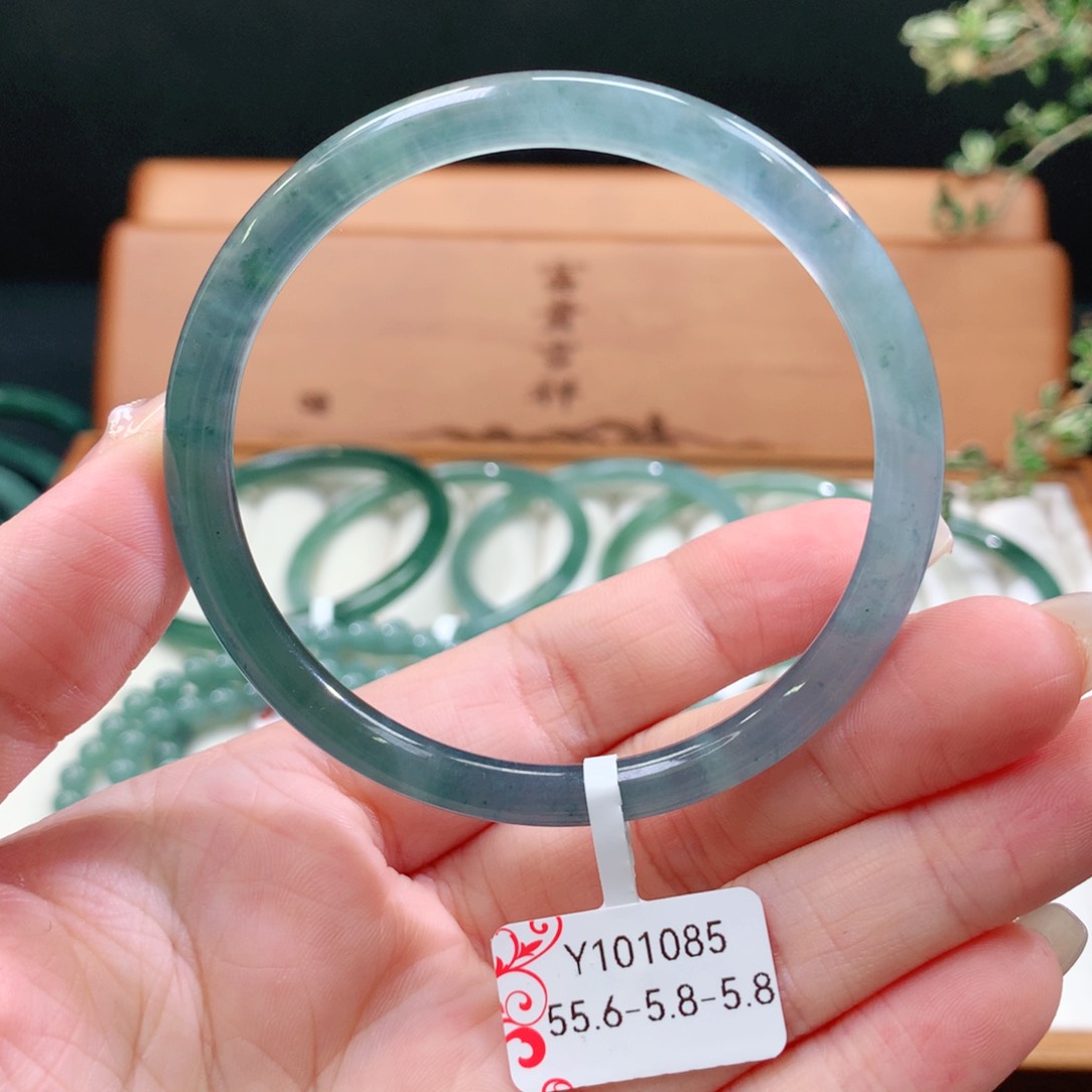 翡翠手镯未镶嵌天然