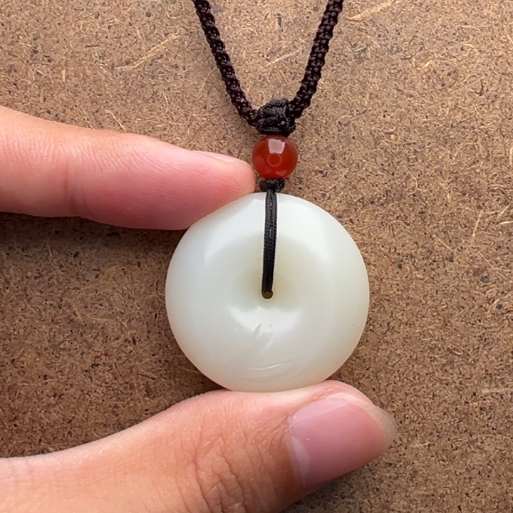 大***丹和田玉未镶嵌颈饰