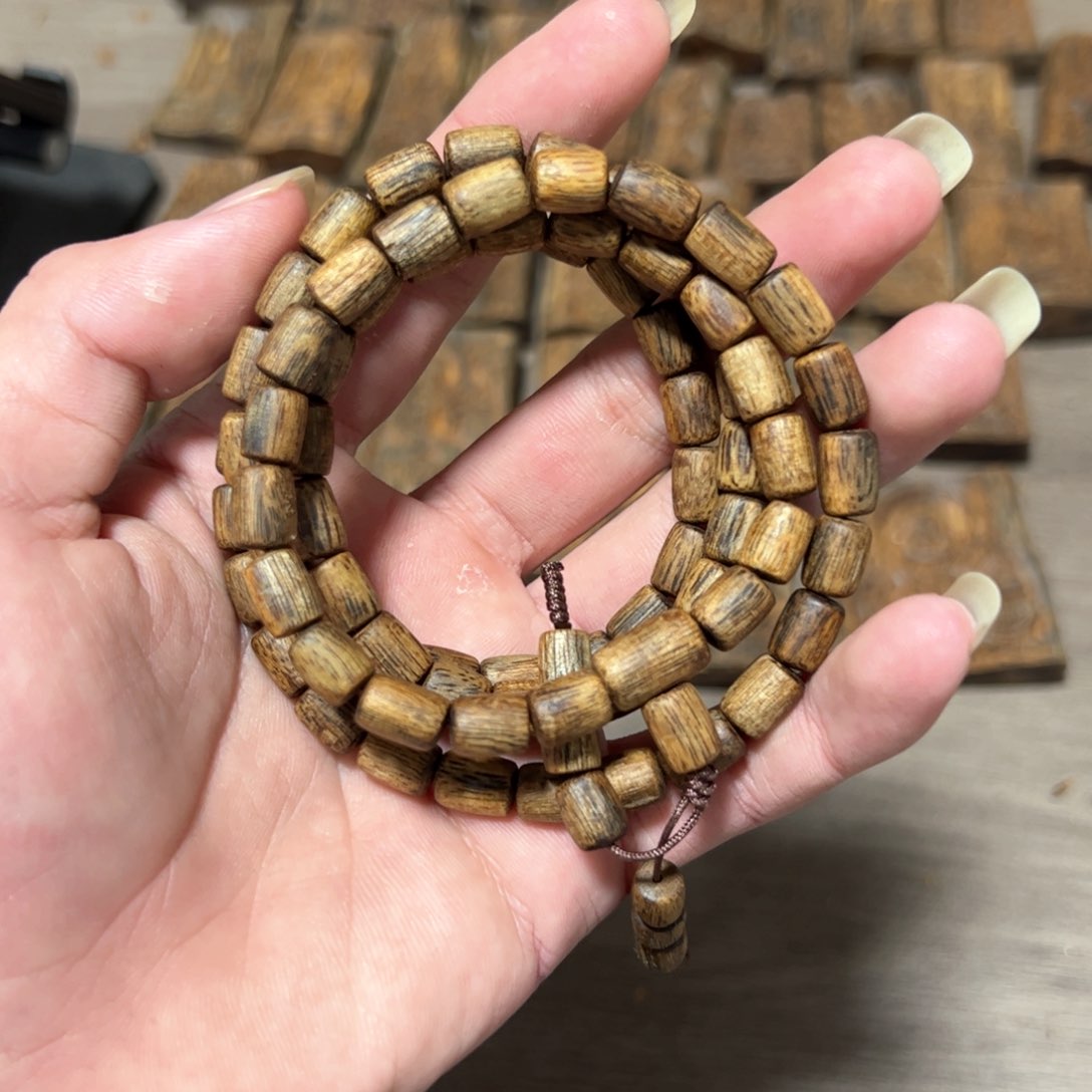 沉香木手串白棋多圈17克