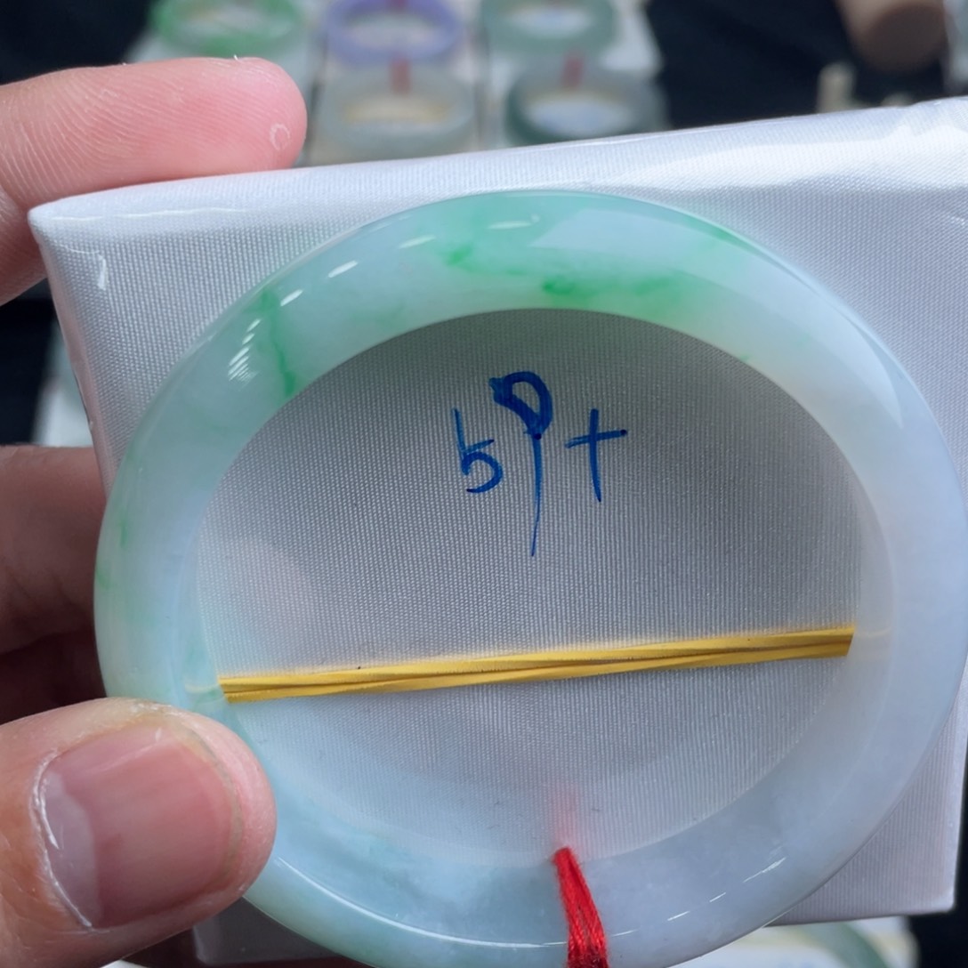 翡翠手镯未镶嵌翡翠手镯