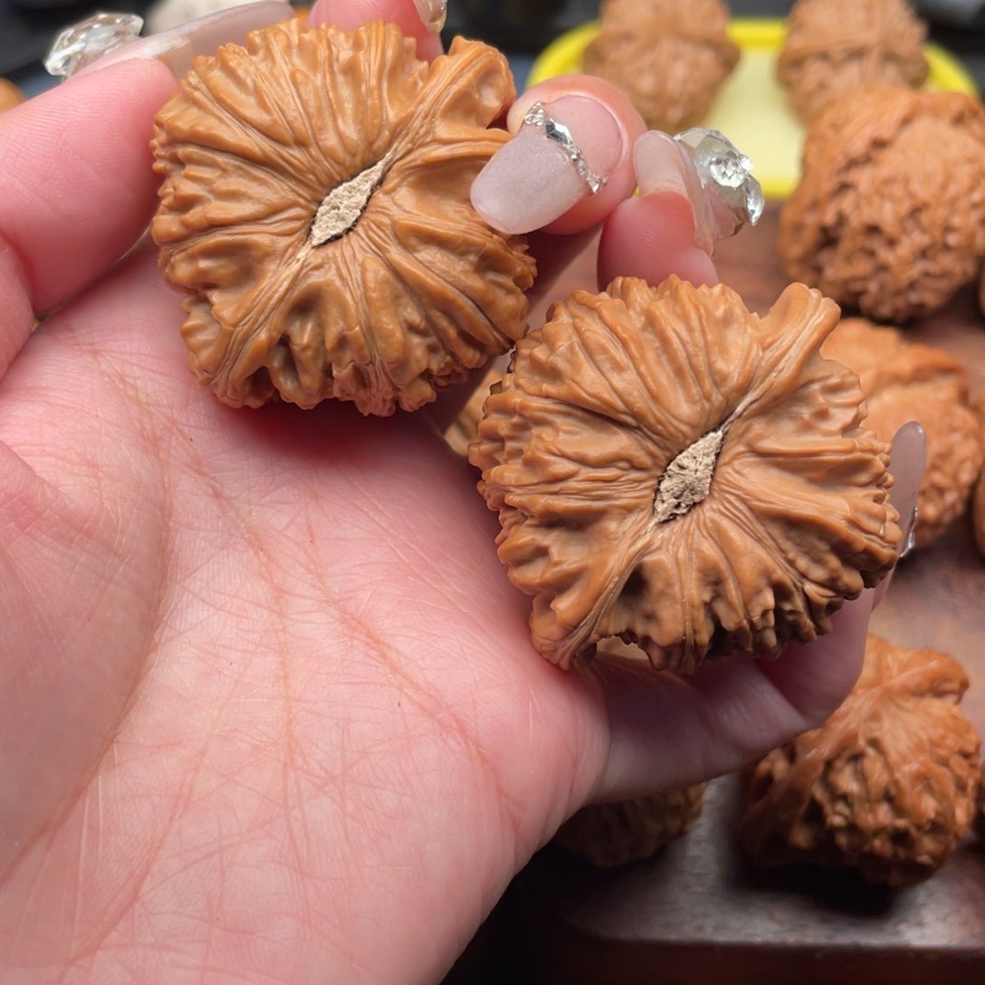 文玩核桃吊坠全品，红皮大白狮子47