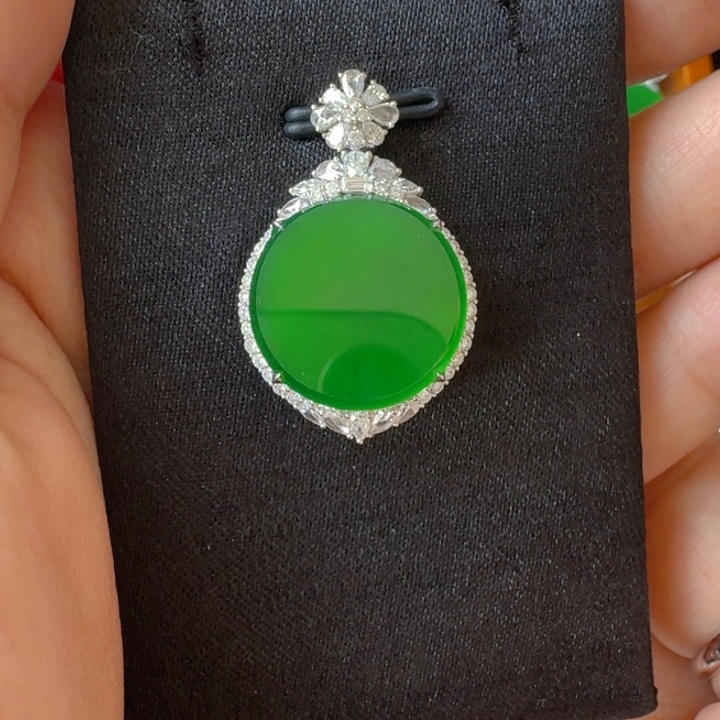 翡翠18K金镶嵌颈饰吊坠