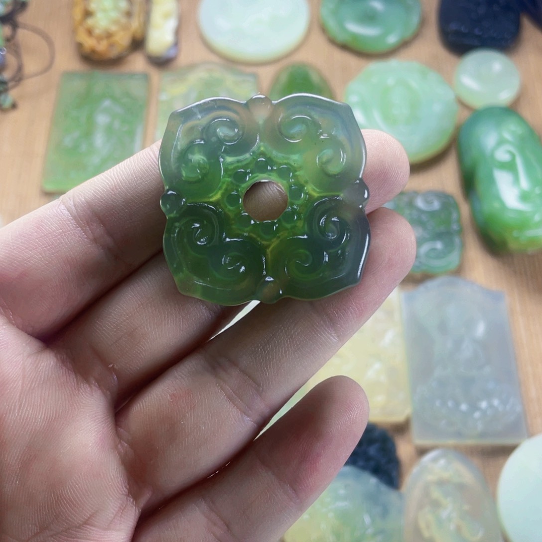 蛇纹石玉颈饰未镶嵌