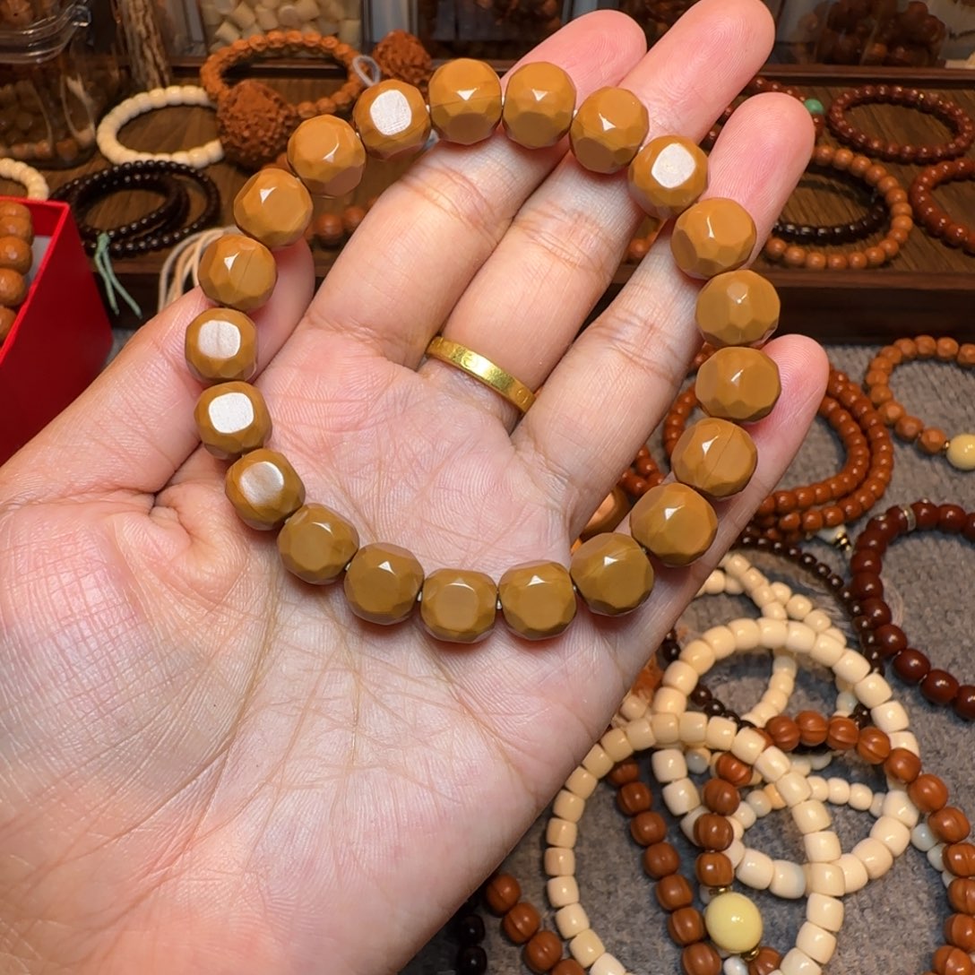 猴头核桃吊坠瑕疵款星途六方 介意慎拍