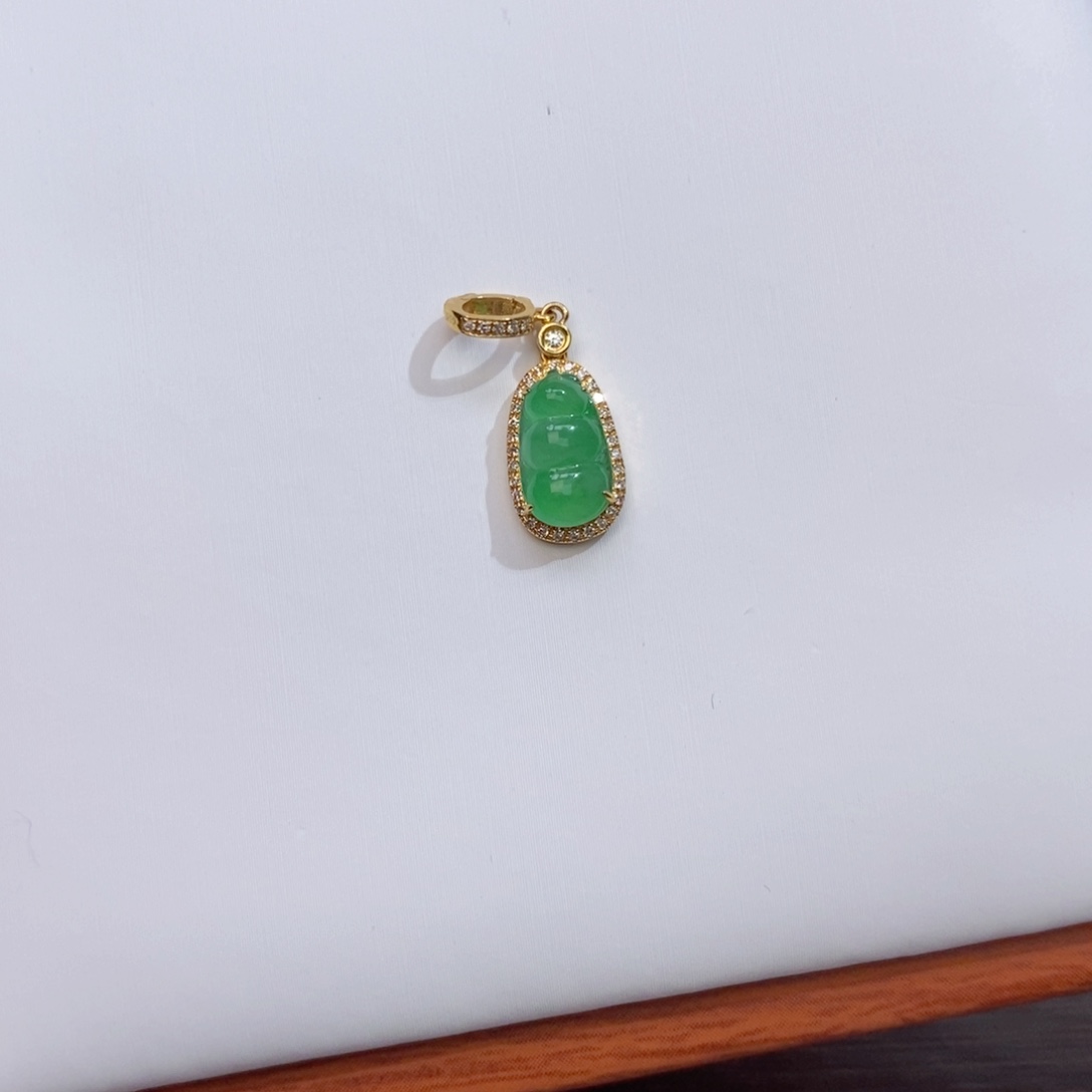 兜***贝翡翠18K金镶嵌颈饰翡翠