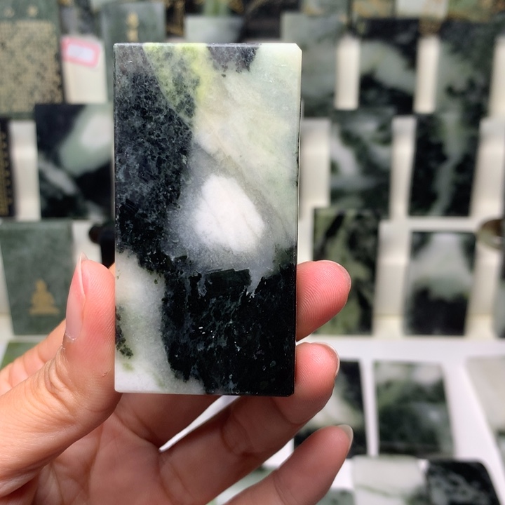 独山玉颈饰未镶嵌