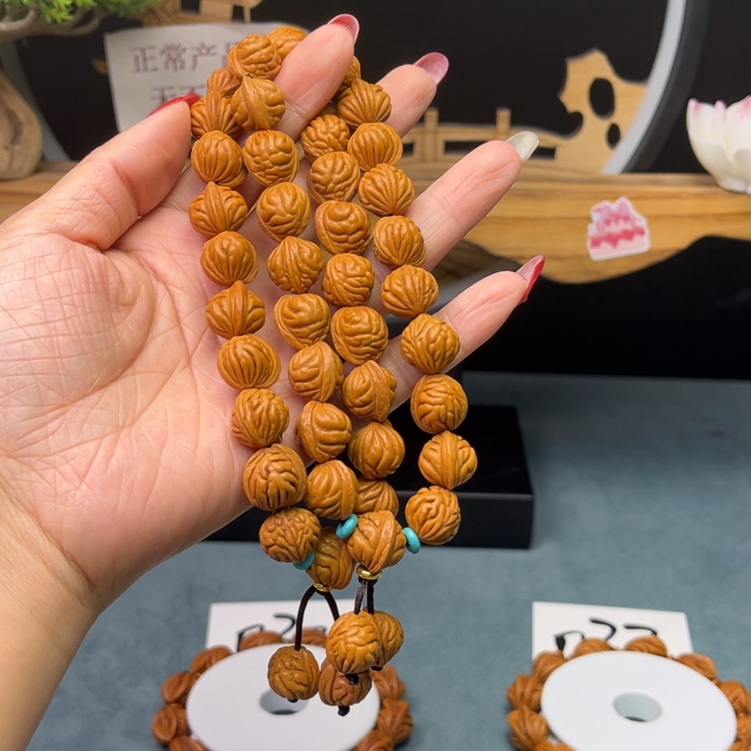 桃核手串小金豆13手持