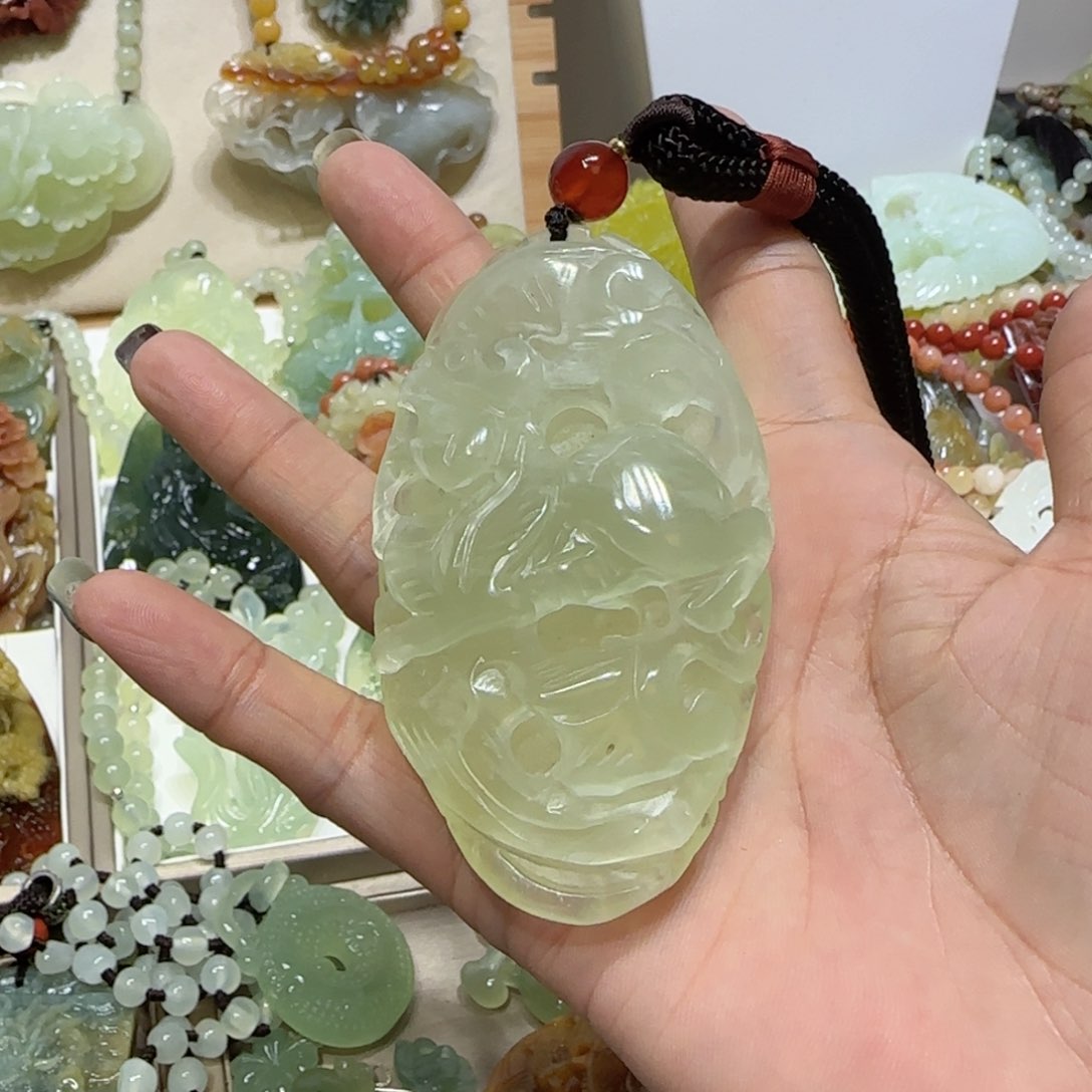 未镶嵌蛇纹石玉吊坠