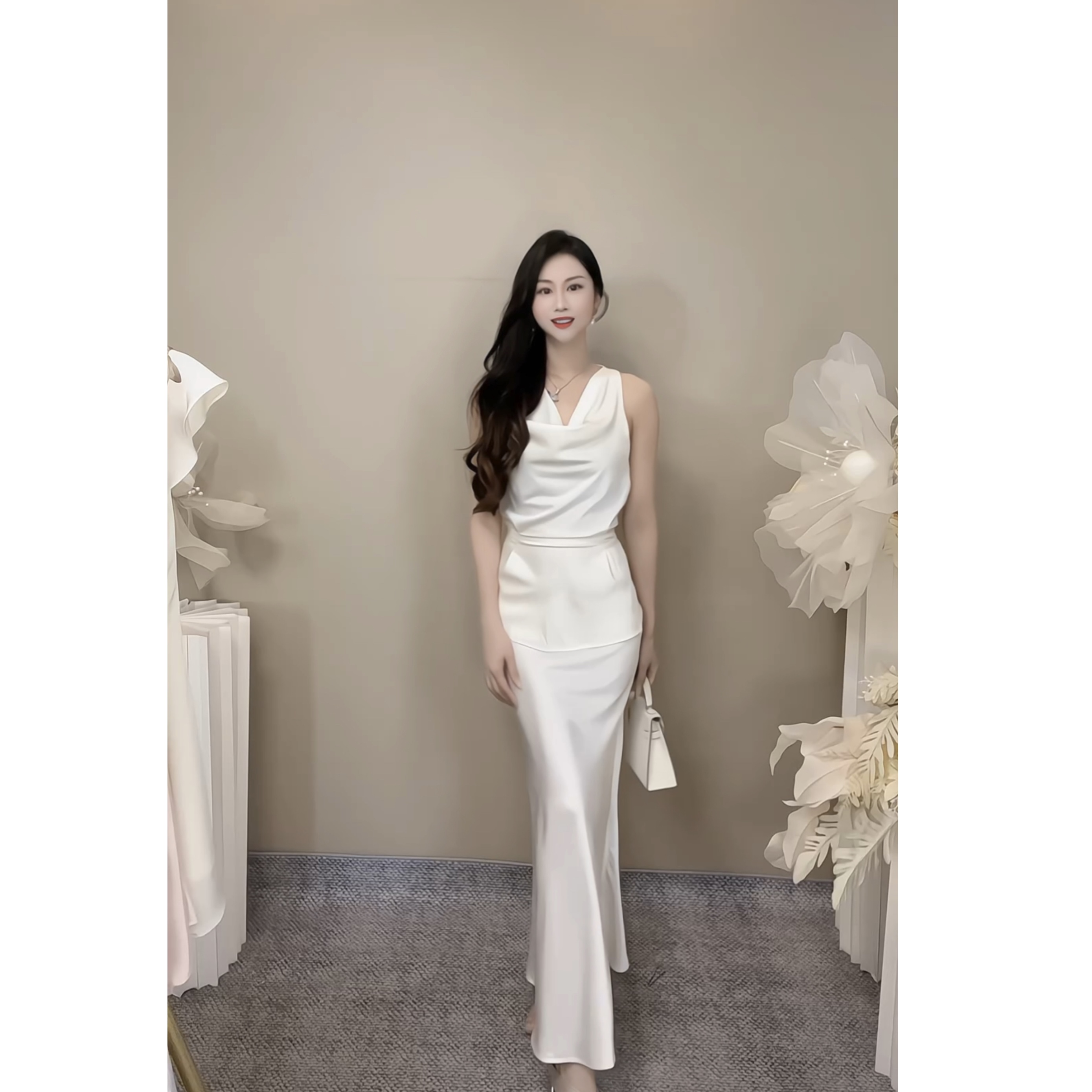 白色缎面吊带连衣裙女夏新款小众设计气质法式温柔风纯欲长裙