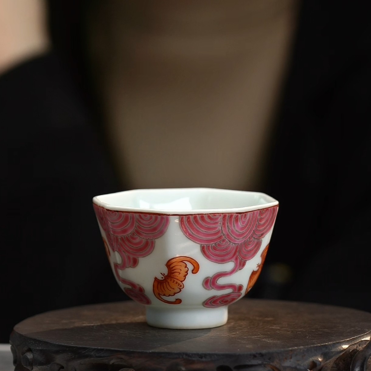 粉彩云蝠纹八方杯