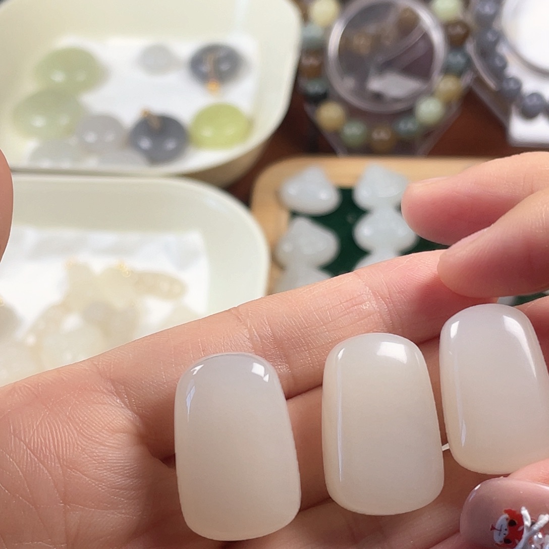 和田玉未镶嵌颈饰玛**卡