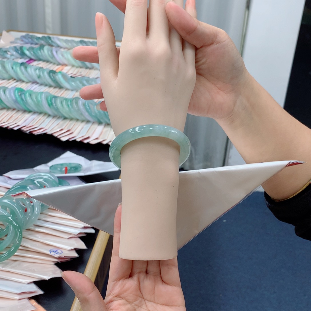 翡翠未镶嵌手镯48小时