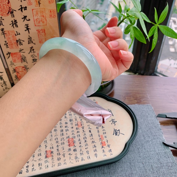 缅甸天然A货翡翠54-55圈口冰种起光飘绿花水润正圈手镯女款006