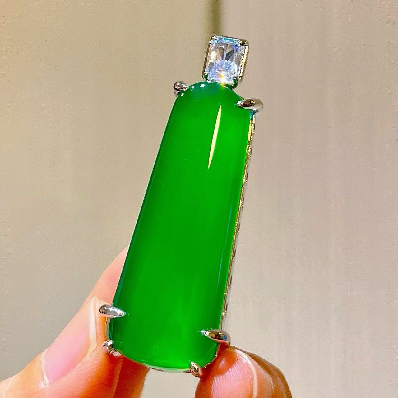 新中式冰透巴西阳绿玉髓大气平安无事牌玉髓吊坠