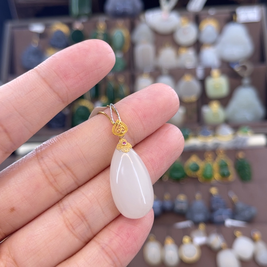 和田玉18K金镶嵌吊坠