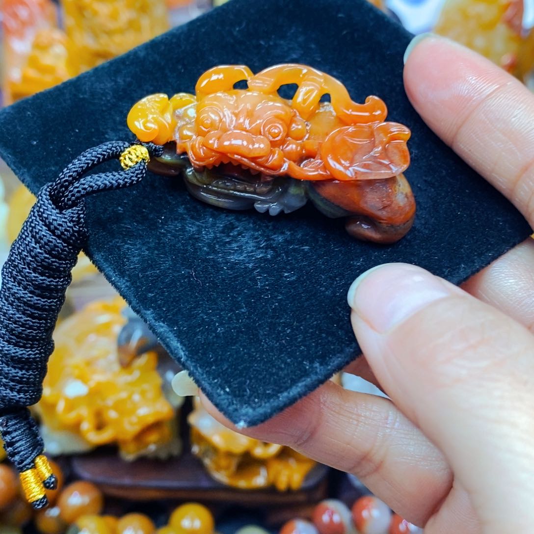 未镶嵌石英质玉（黄龙玉）颈饰