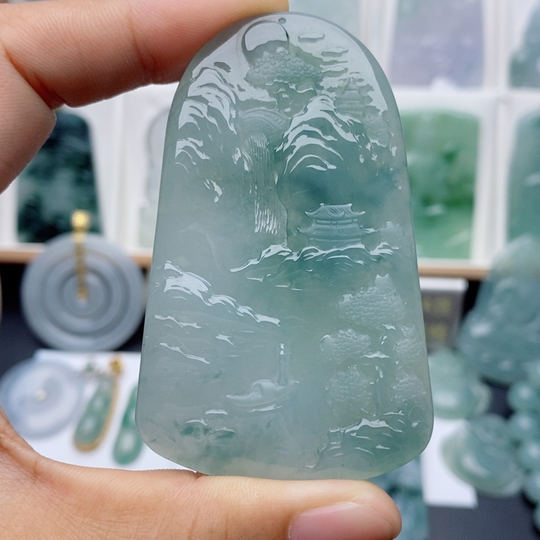 陈***瘦翡翠未镶嵌颈饰山水