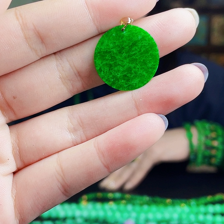 翡翠18K金镶嵌颈饰多样性