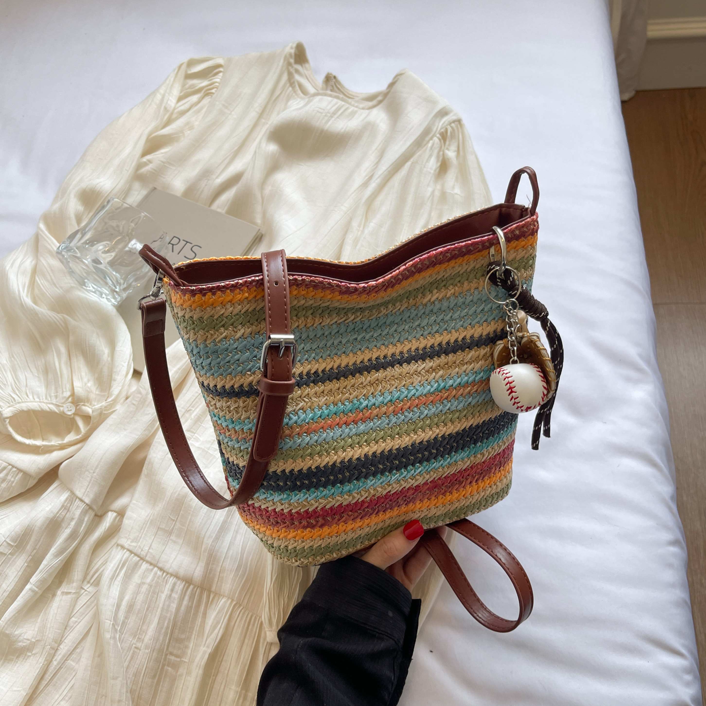 2025夏季爆款手提包包女时尚单肩腋下斜跨包水桶包百搭彩色草编包