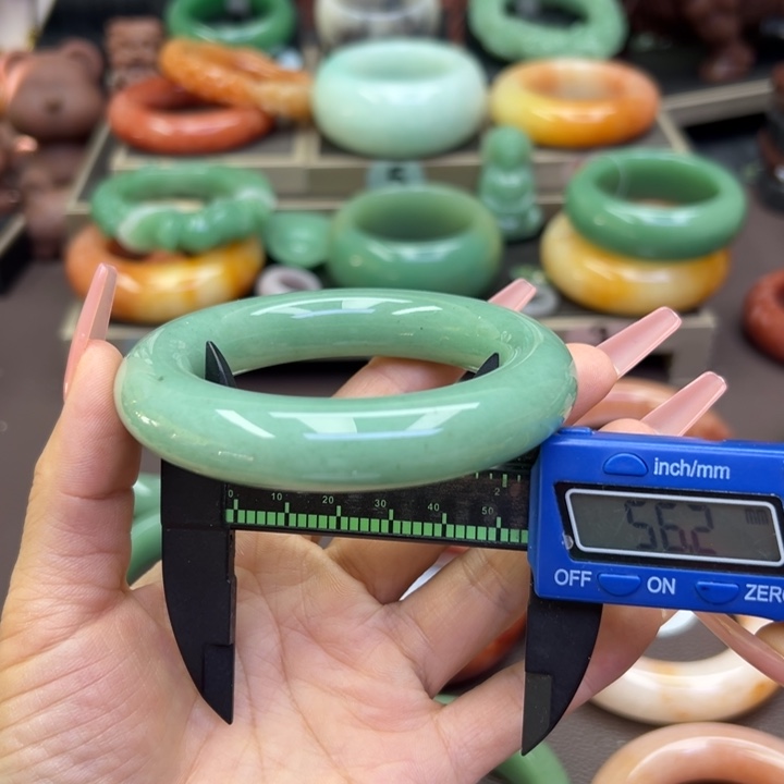 未镶嵌手镯石英岩玉