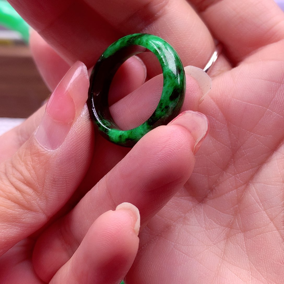 翡翠颈饰未镶嵌翡翠手镯