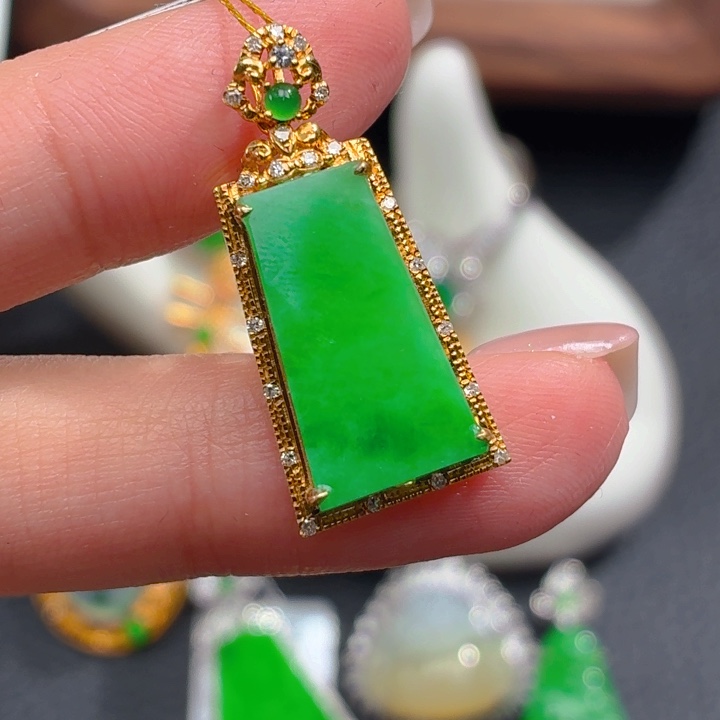 颈饰18K金镶嵌翡翠