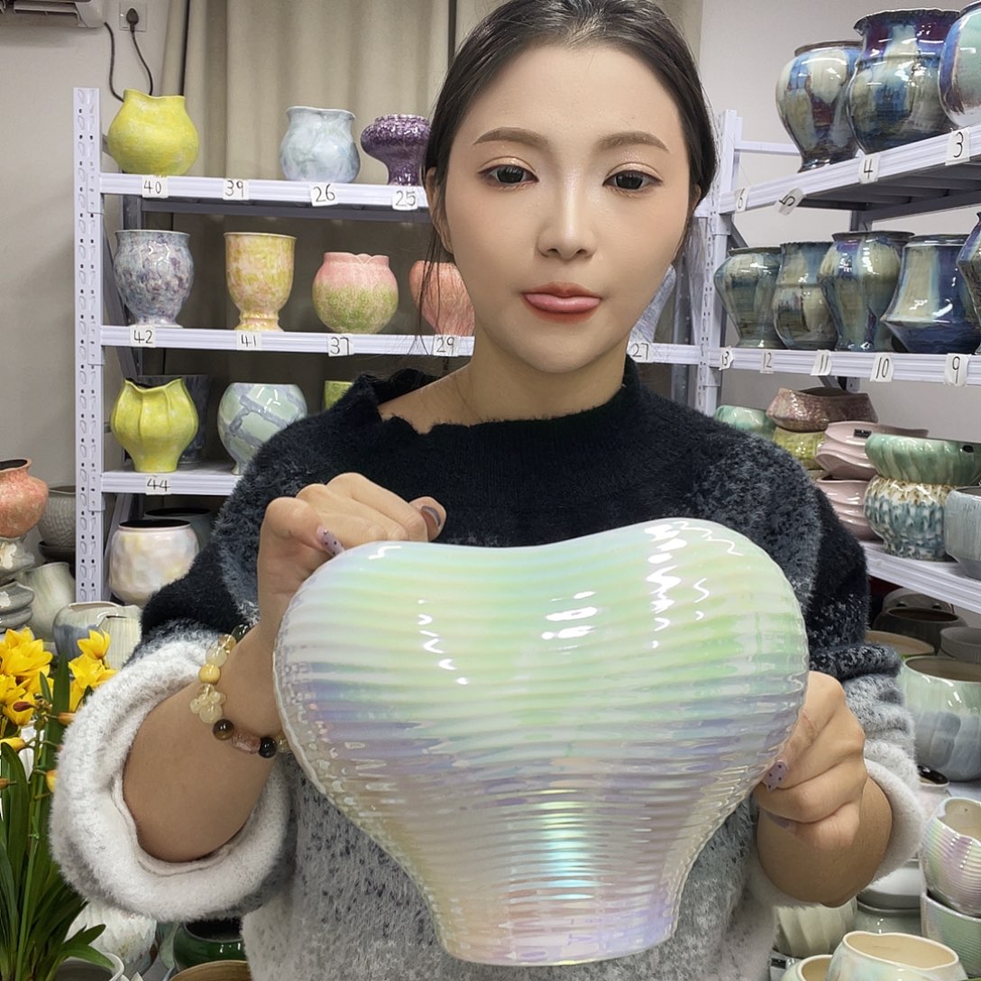 花盆里的小猫咪也是可爱