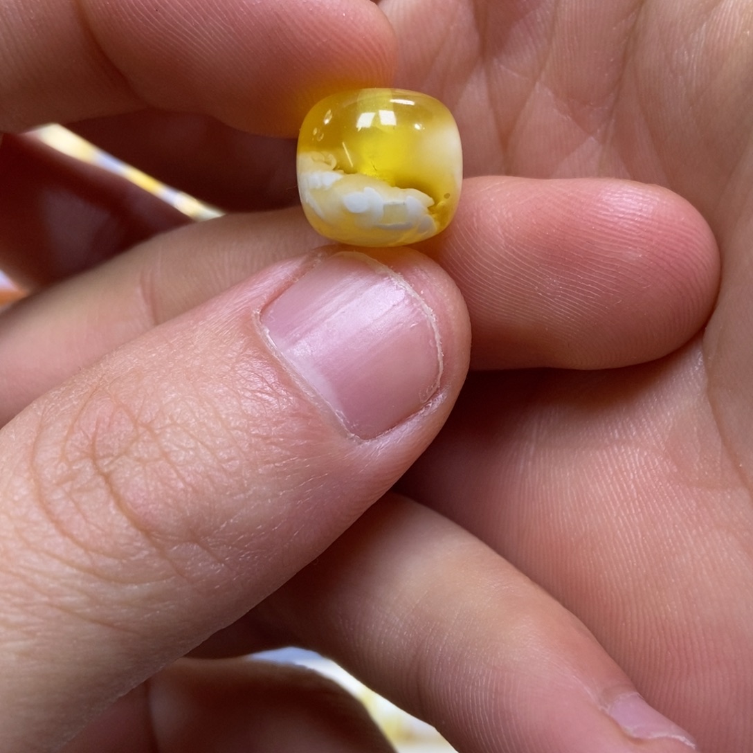 琥珀未镶嵌珠宝奇石12.7mm带冰片