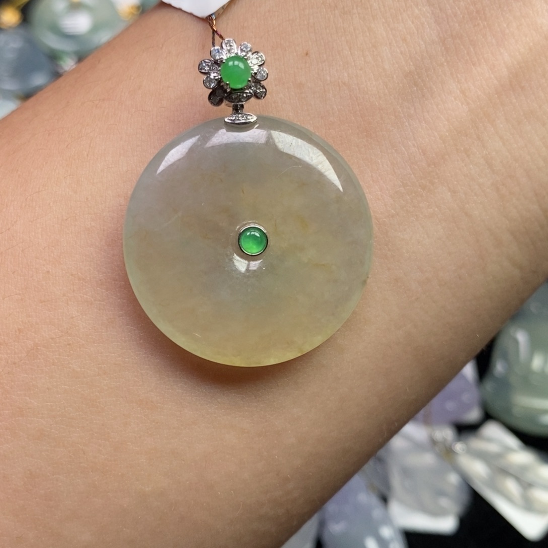 翡翠18K金镶嵌颈饰平安扣