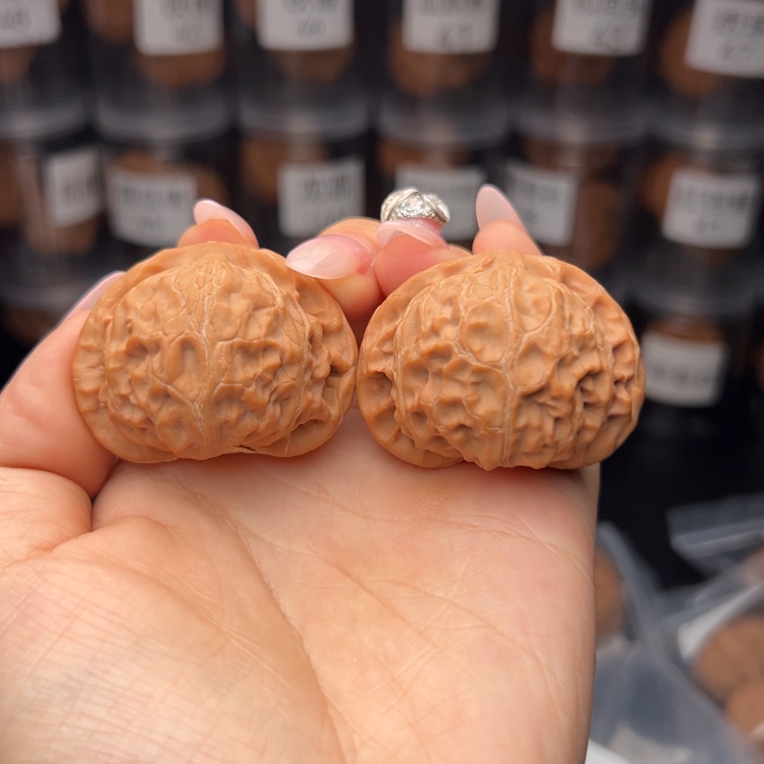 文玩核桃吊坠是*啊宫灯