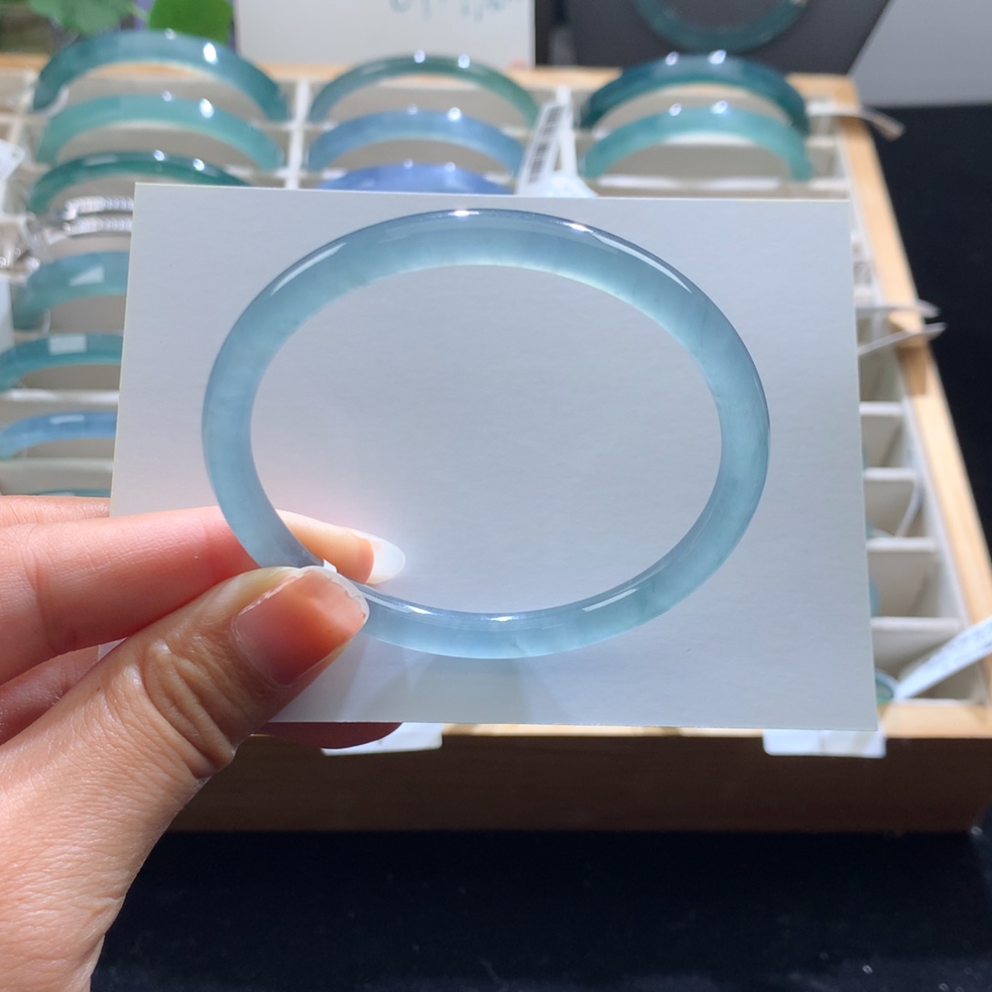 翡翠未镶嵌手镯冰蓝