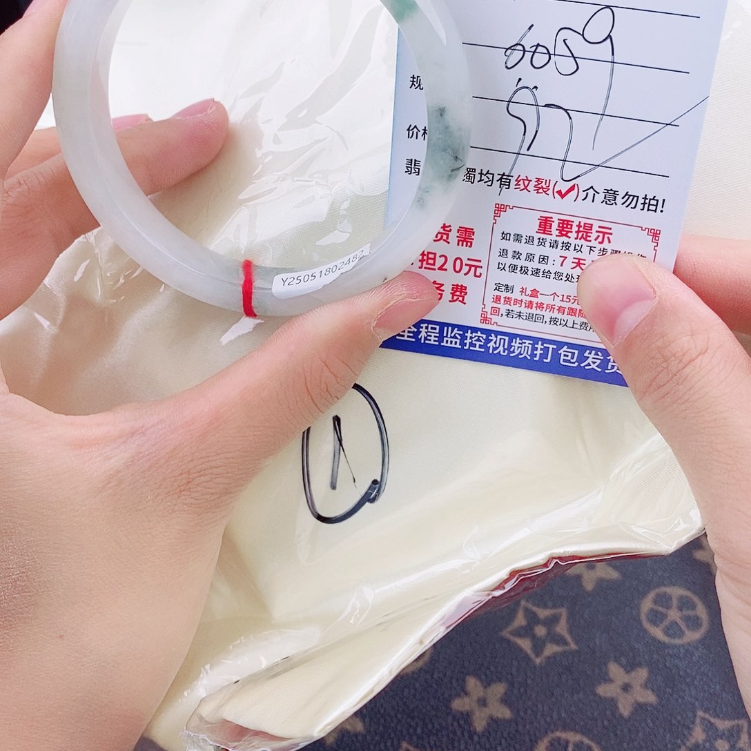 翡翠手镯以实物为准微色差Y210
