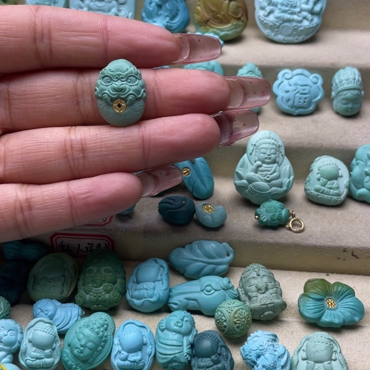 绿松石颈饰未镶嵌