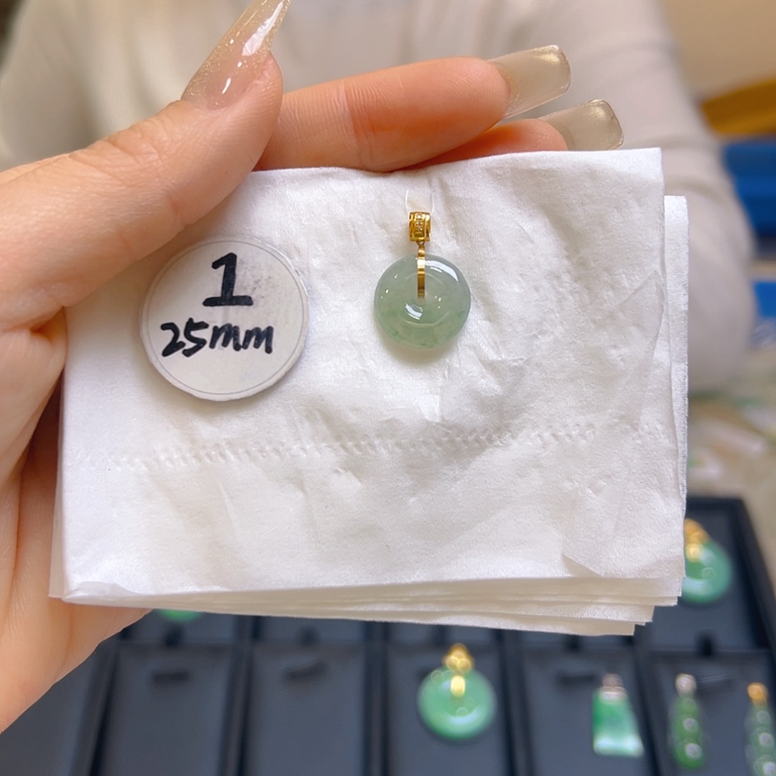 翡翠颈饰18K金镶嵌翡翠