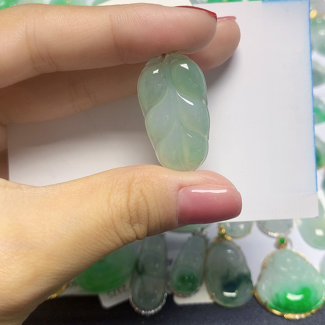 颈饰18K金镶嵌翡翠