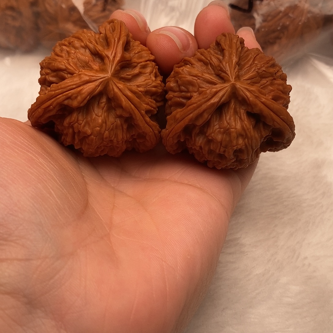 何***，文玩核桃吊坠三棱