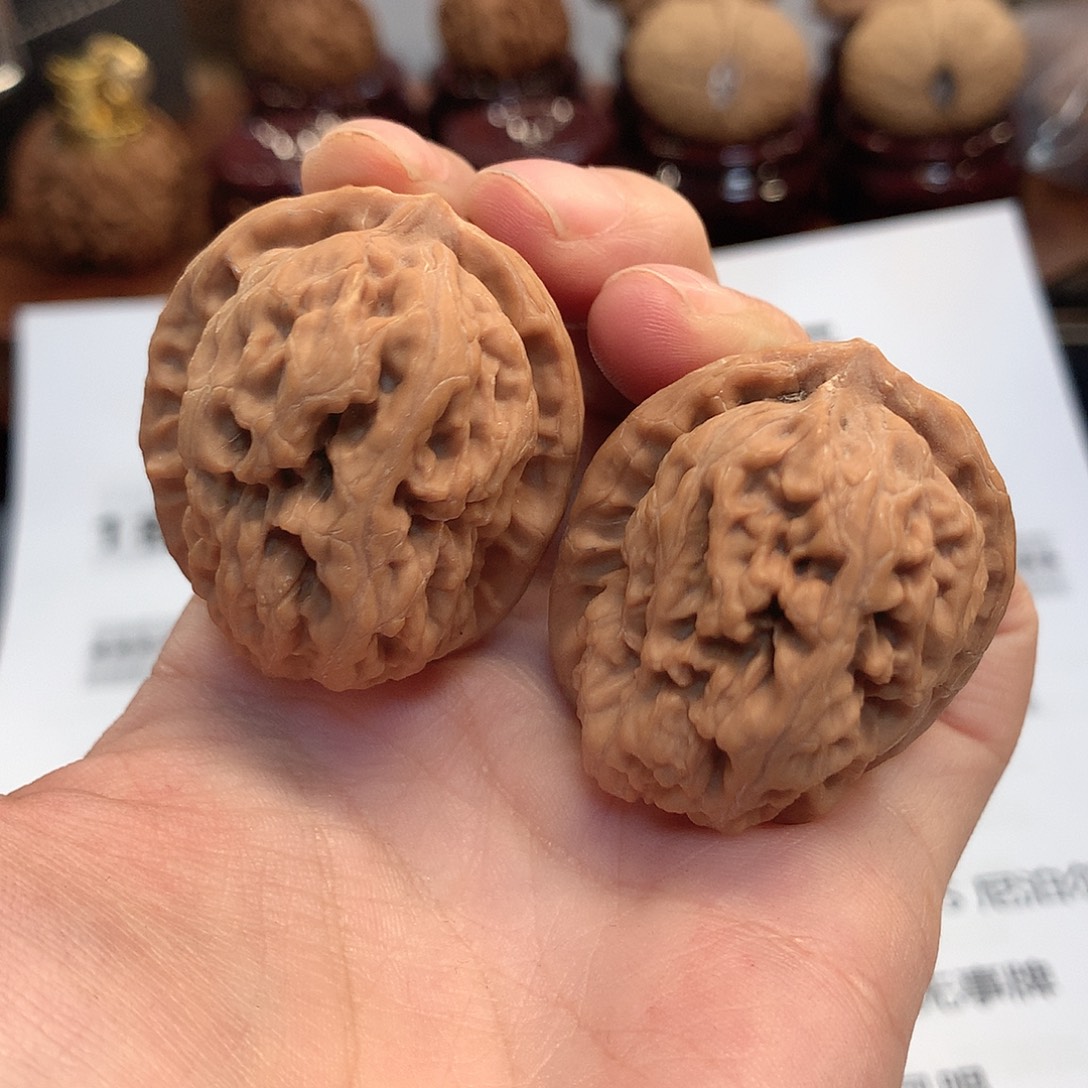 文玩核桃吊坠原树红莲