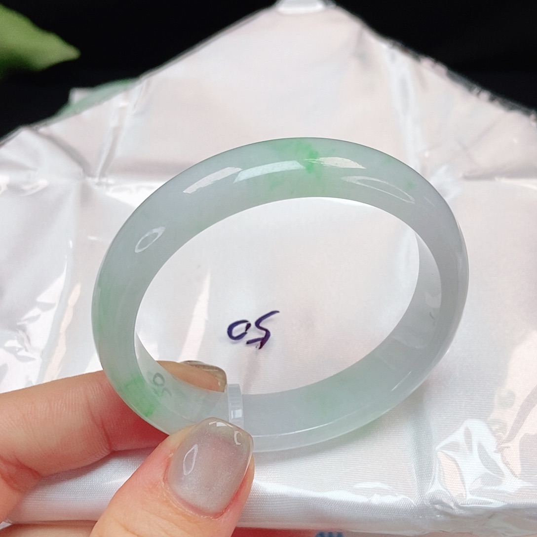 翡翠手镯未镶嵌飘绿花贵妃