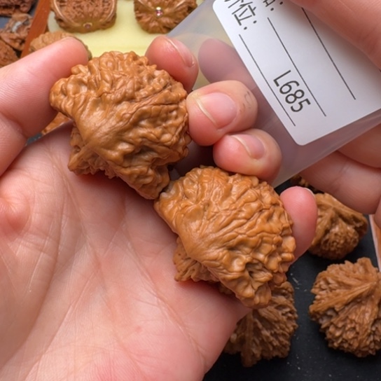 拜***张桃核把件王中王抱子元宝蛇