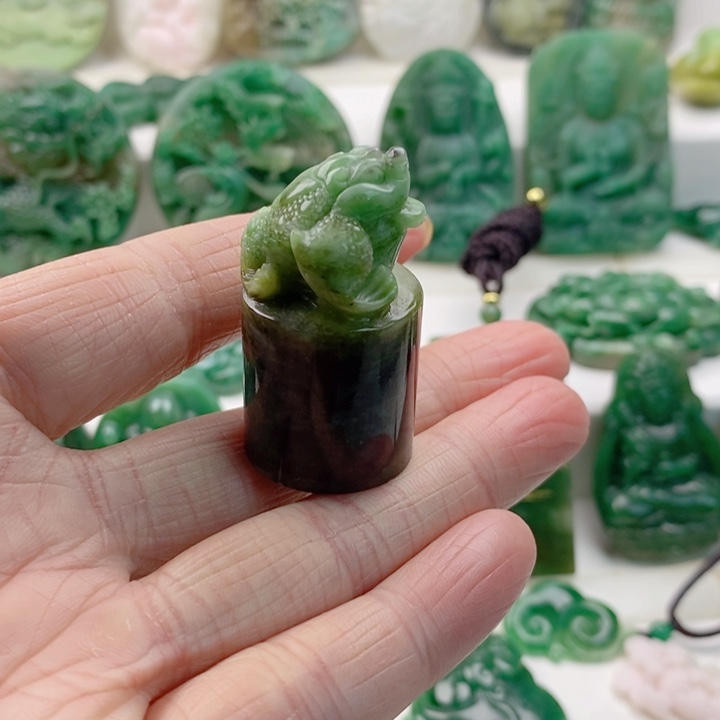 独山玉未镶嵌颈饰