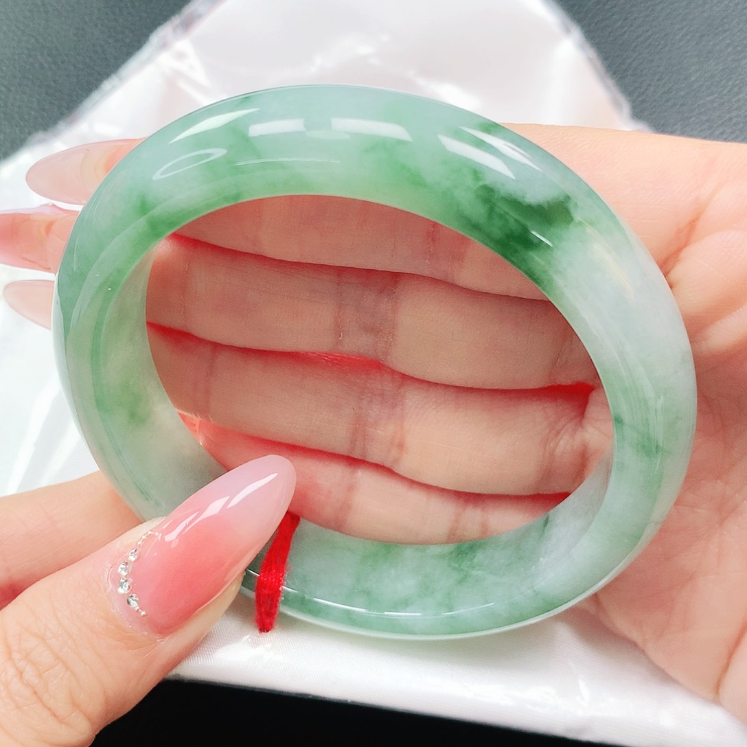 翡翠手镯未镶嵌56圈