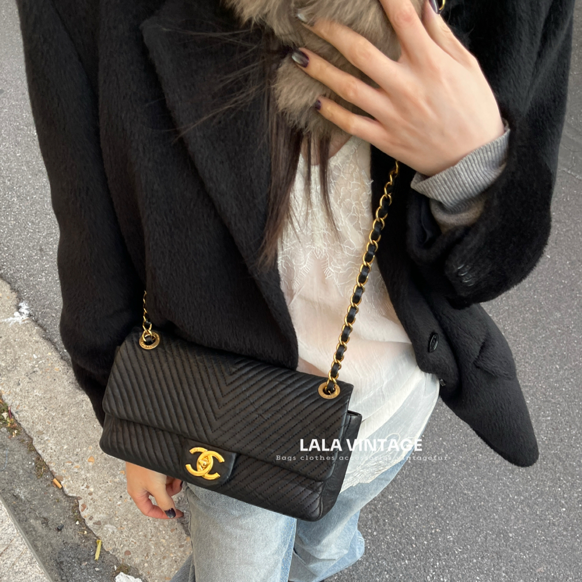 95新 Chanel/香奈儿 Chanel黑金v纹牛皮CF中号吊坠斜挎｜2202