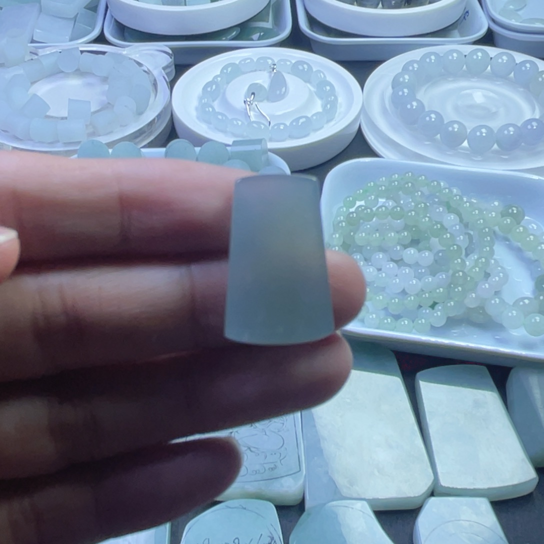 翡翠未镶嵌颈饰无事牌