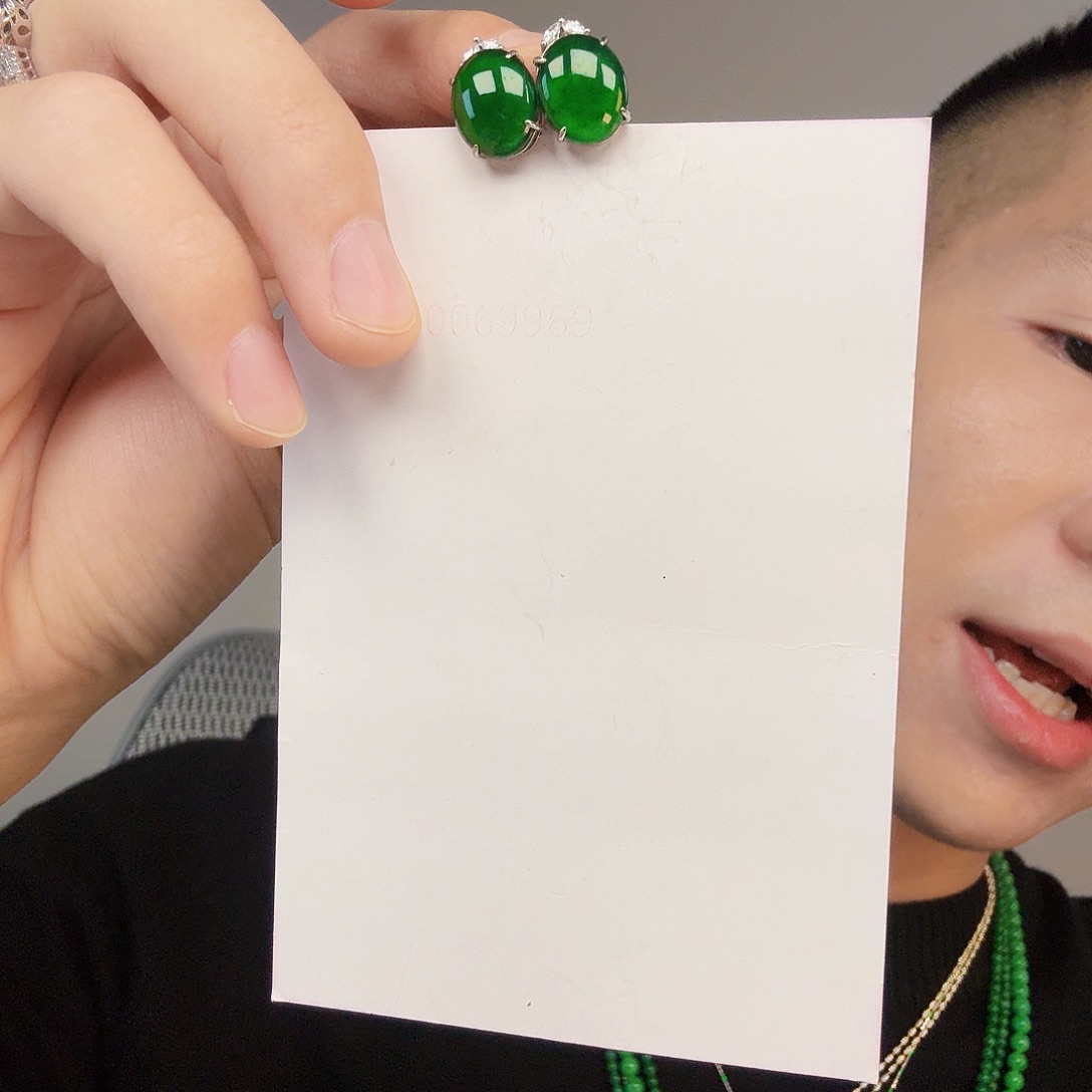 翡翠未镶嵌颈饰一对