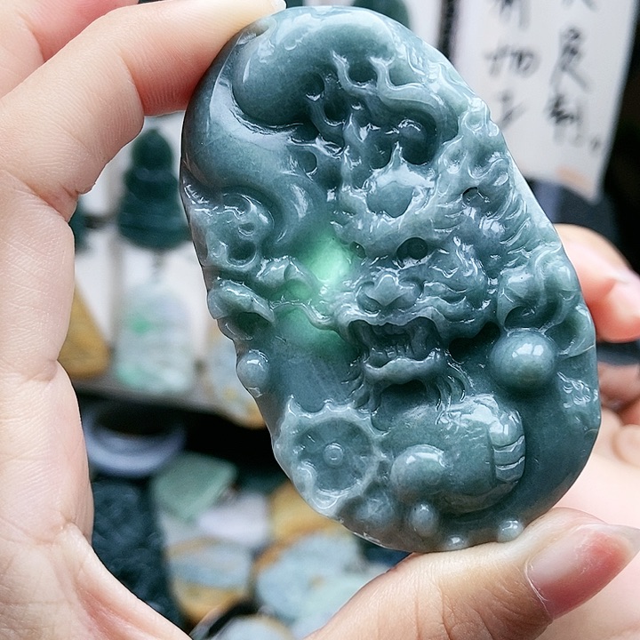 颈饰足铂镶嵌翡翠翡翠