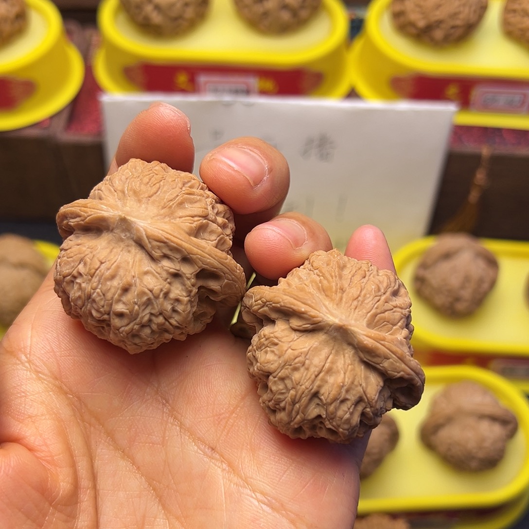 文玩核桃吊坠血麒麟40