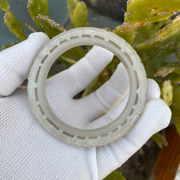 精美和田玉镂空雕刻手镯时尚简约个性美观大气圈口56条宽13厚9.5