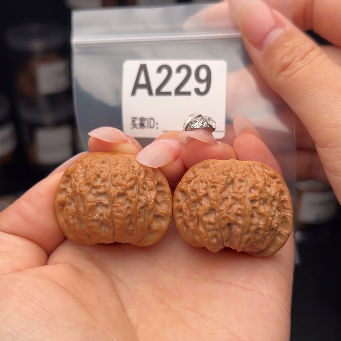 文玩核桃吊坠血麒麟37